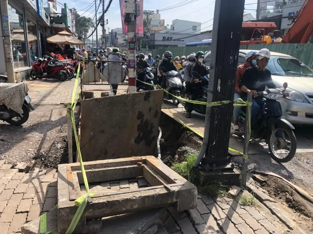 Một đoạn thi công không có rào chắn đã được Thanh tra giao thông lập biên bản xử phạt. Ảnh: CTV.