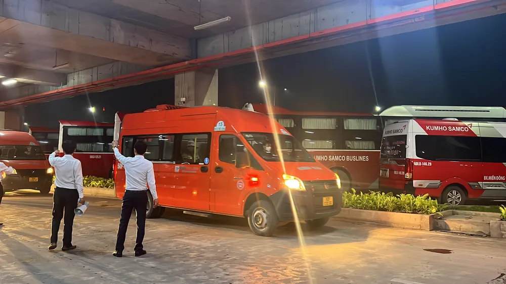 Giai đoạn 1, hành khách sẽ được đi xe trung chuyển từ Bến xe Miền Đông mới về nhiều điểm theo nhu cầu thực tế. Ảnh: ĐÀO TRANG Hành khách đến 5 bến xe ở TP.HCM sẽ được đi xe trung chuyển về tận nhà