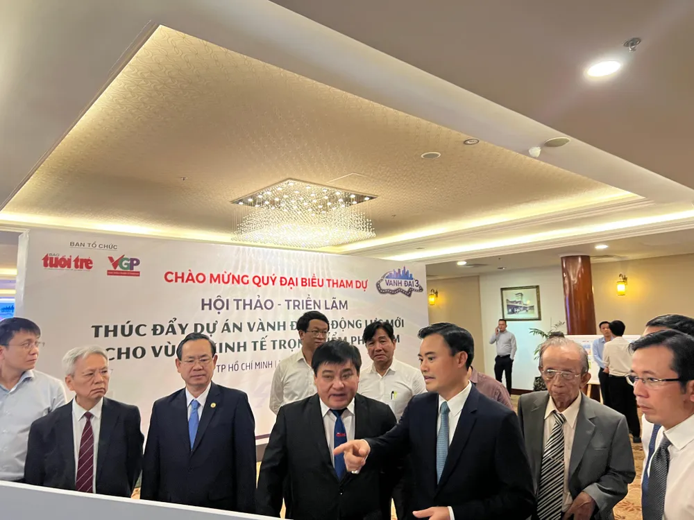 Các lãnh đạo, đại biểu tham quan triển lãm dự án vành đai 3. Ảnh: ĐÀO TRANG.