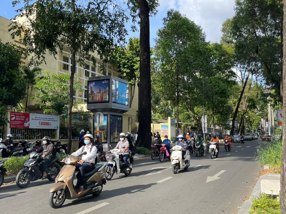 Trụ điện trên đường Võ Văn Tần, quận 3. Ảnh: ĐÀO TRANG.