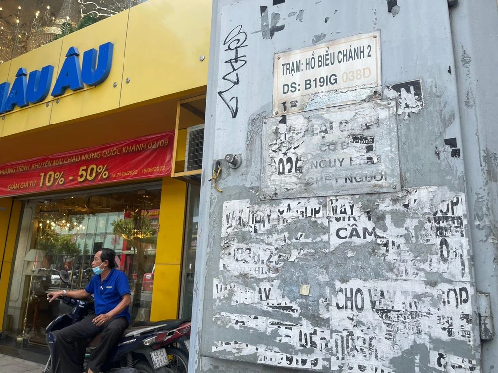 Trước thực trạng trạm biến áp chằng chịt thông tin tờ rơi, cho vay trả góp... mất hình ảnh mỹ quan đô thị, Tổng công ty Điện lực TP.HCM (EVNHCMC) đã kiến nghị UBND TP cho phép nhân rộng mô hình tủ panel thông tin trên các trục đường chính ở quận 1, 3 và đường về sân bay Tân Sơn Nhất. Ảnh: ĐT.