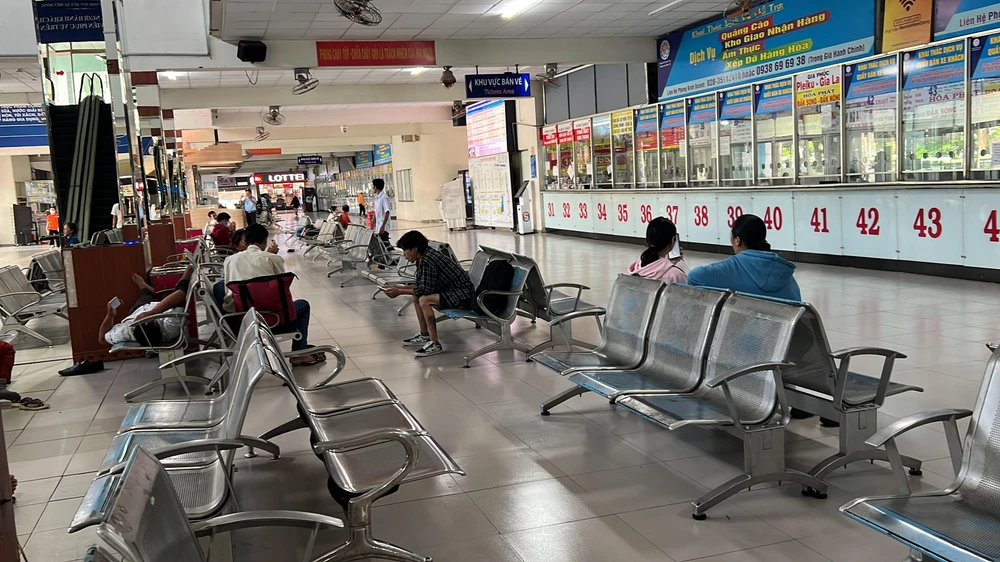 BXMĐ hiện hữu lác đác một vài vị khách. Ảnh: ĐT.