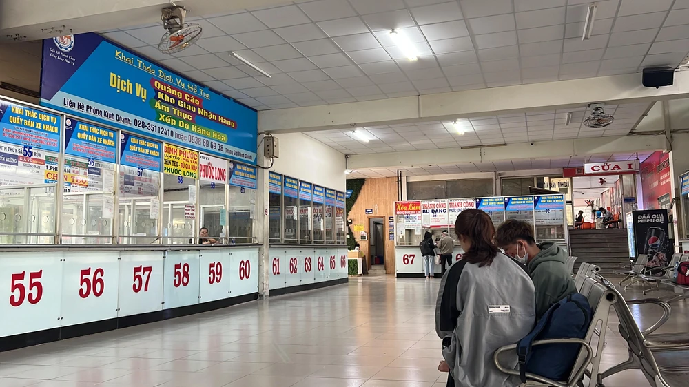 Các quầy vé đều vắng bóng hành khách. Ảnh: ĐT.