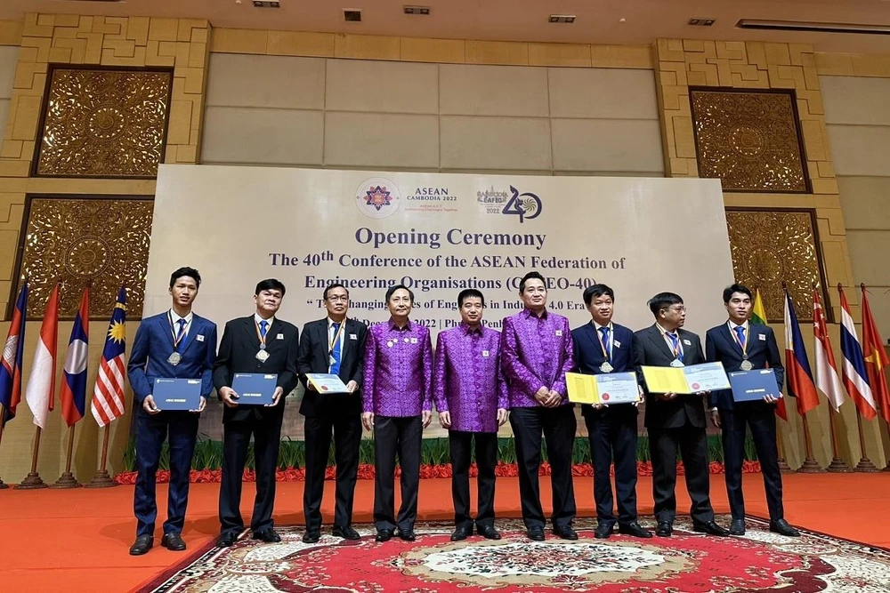 Đoàn kỹ sư ASEAN của EVNHCMC chụp hình lưu niệm với Ban tổ chức Hội nghị CAFEO-40. Ảnh: NHÃ TRÚC.