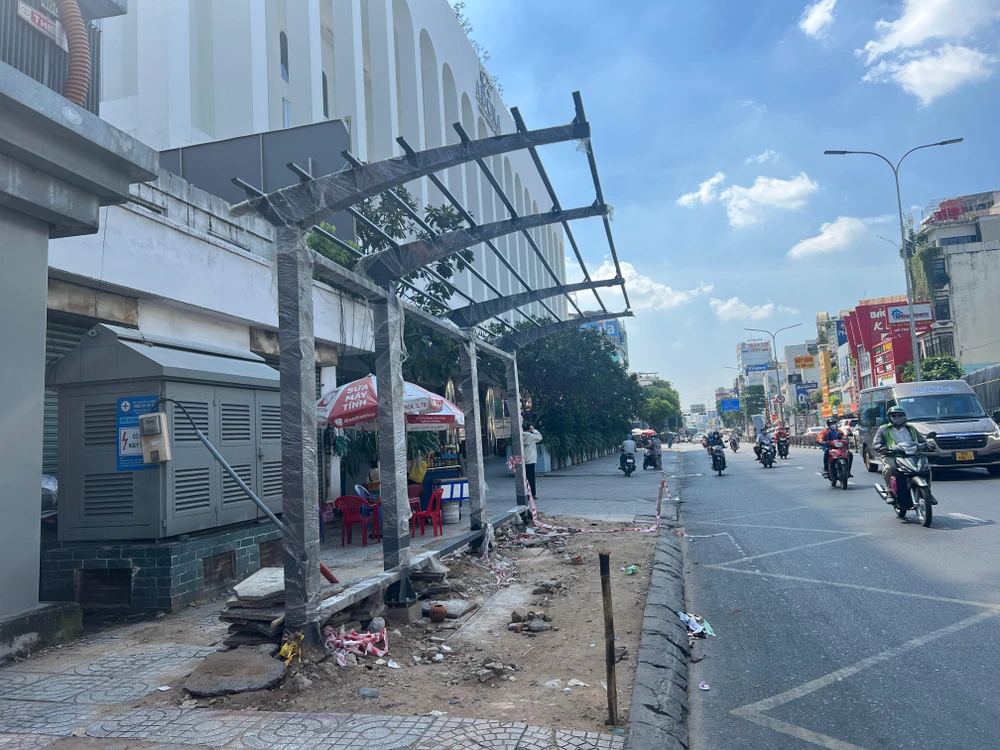 Nhà chờ xe buýt trên đường Hoàng Văn Thụ, quận Tân Bình đang được nâng cấp, sửa chữa. Ảnh: ĐÀO TRANG.