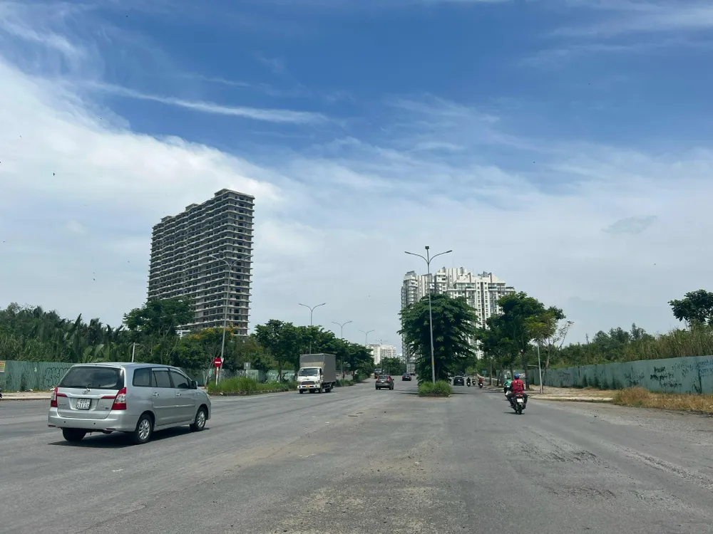 Hiện nay, dự án 15B có nhiều đoạn hư hỏng, gây mất an toàn giao thông. Ảnh: ĐÀO TRANG.