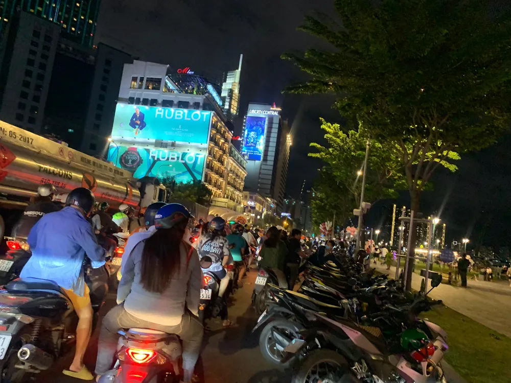 Xe máy dựng xe dưới lòng đường ở khu vực Công viên Bến Bạch Đằng. Ảnh: ĐT.