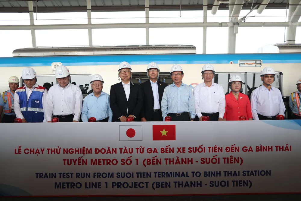 Các đại biểu bấm nút khởi động Lễ chạy thử nghiệm đoạn trên cao tuyến metro số 1. Ảnh: MAUR.