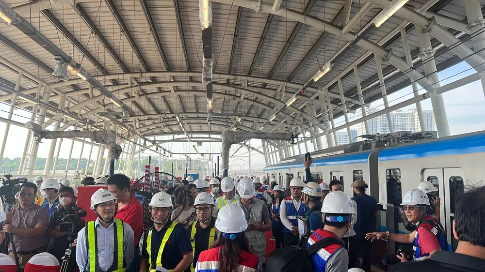 Quang cảnh buổi lễ chạy thử nghiệm đoàn tàu từ ga Bến xe Suối Tiên đến ga Bình Thái.