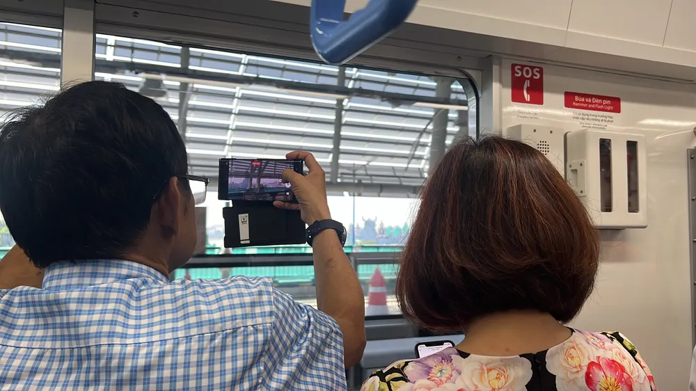 Đại biểu tham dự ghi lại khoảnh khắc tàu metro số 1 lăn bánh đoạn trên cao.