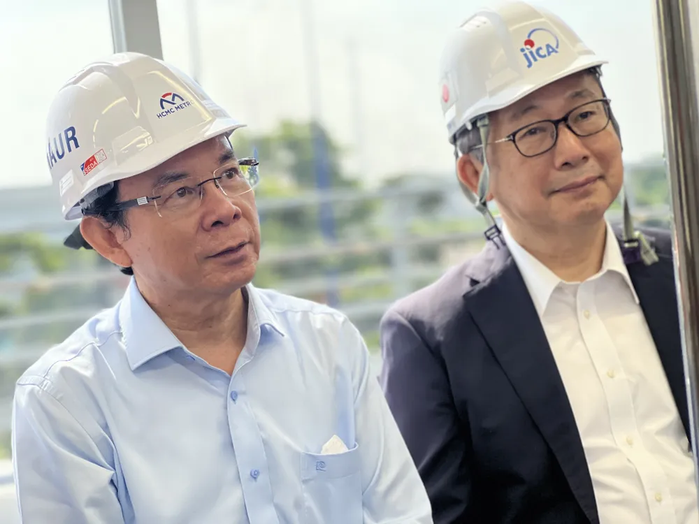 Bí thư Thành ủy Nguyễn Văn Nên cùng đại diện Nhật Bản tham gia chuyến chạy thử đoạn trên cao.