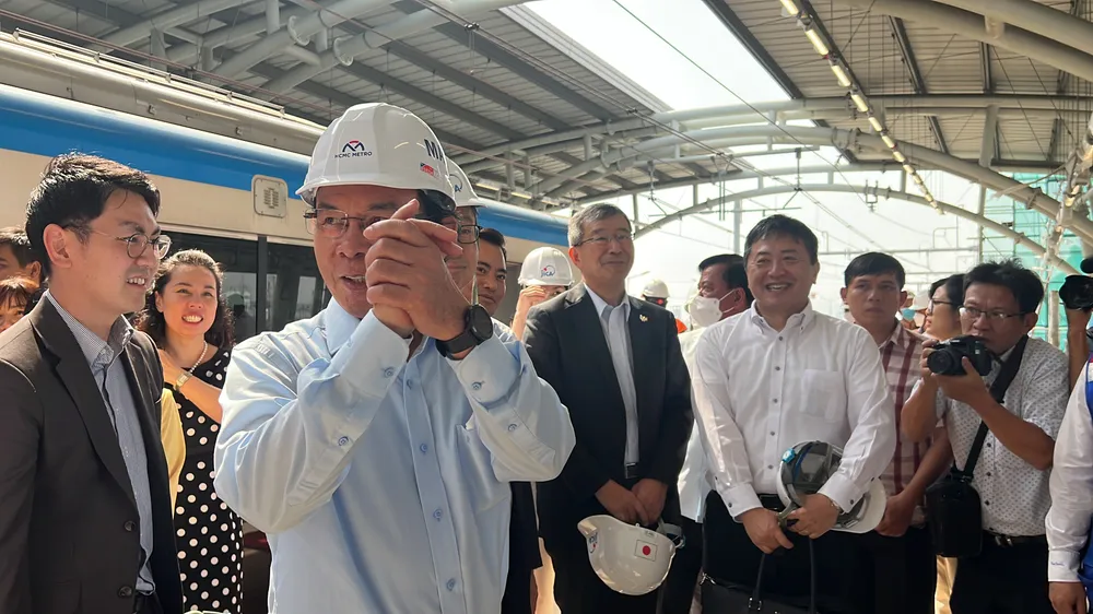 Bí thư Thành ủy Nguyễn Văn Nên chúc mừng chuyến chạy thử tàu metro số 1 thành công.