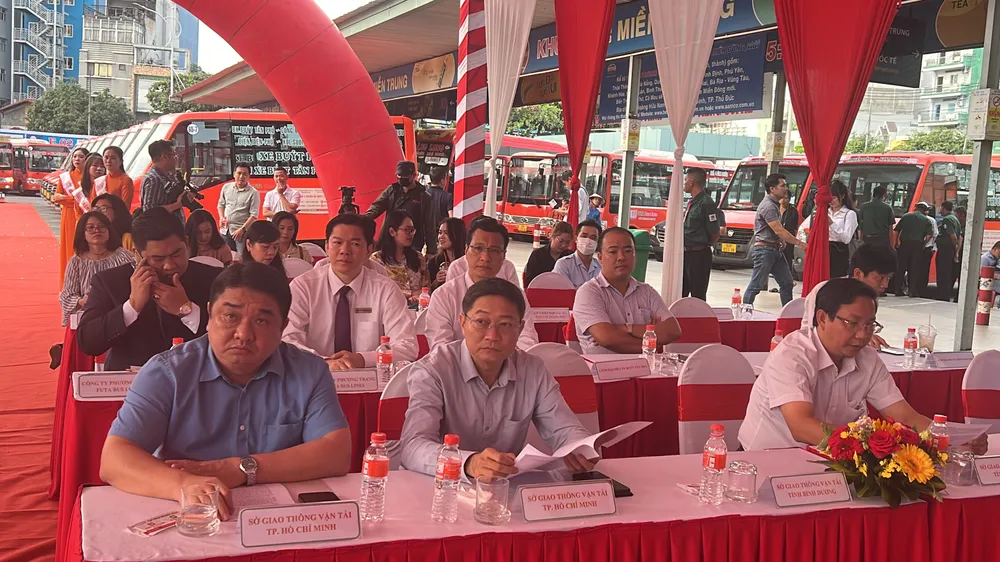Lãnh đạo Sở GTVT TP tham dự buổi lễ công bố hoạt động 4 tuyến xe buýt. Ảnh: ĐÀO TRANG.