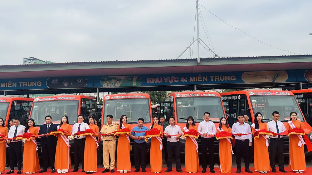 Phó Giám đốc Sở GTVT TP.HCM Võ Khánh Hưng cùng các đơn vị cắt băng khai trương 4 tuyến xe buýt. Ảnh: ĐÀO TRANG.