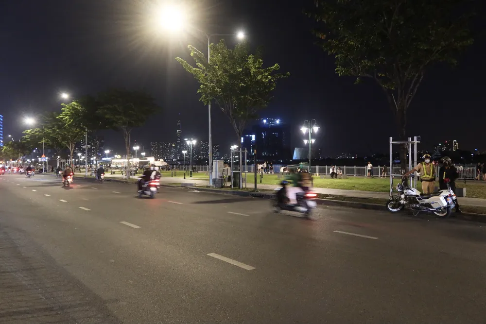 Tuyến đường Tôn Đức Thắng khơi thông khi có mặt CSGT. Ảnh: TRẦN MINH.