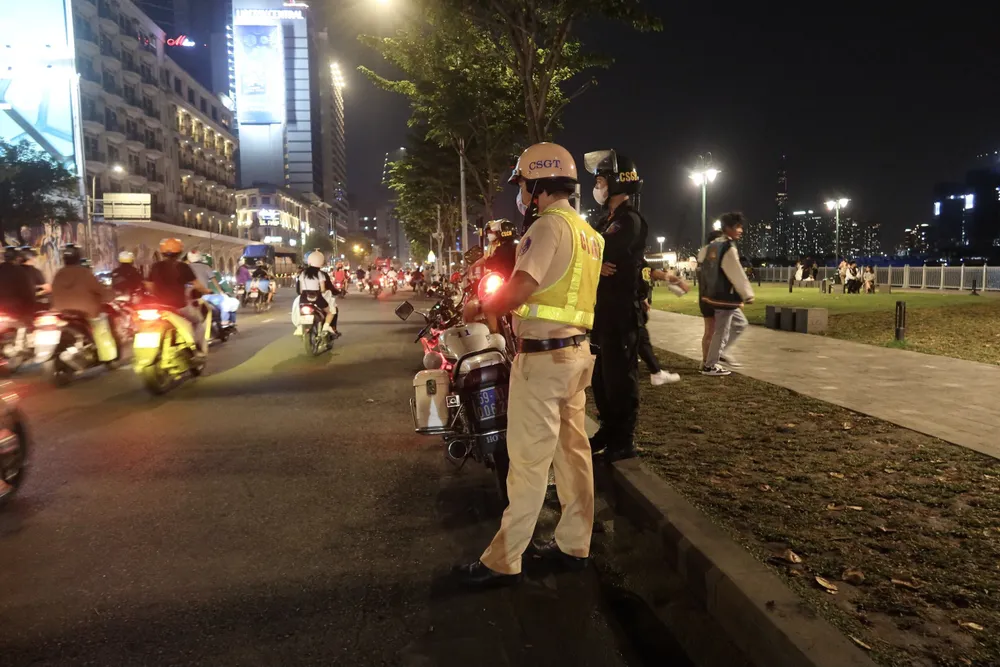 Những ngày gần đây, lực lượng CSGT đã tăng cường ra quân, xử lý tình trạng đậu xe trên đường Tôn Đức Thắng. Ảnh: TRẦN MINH.