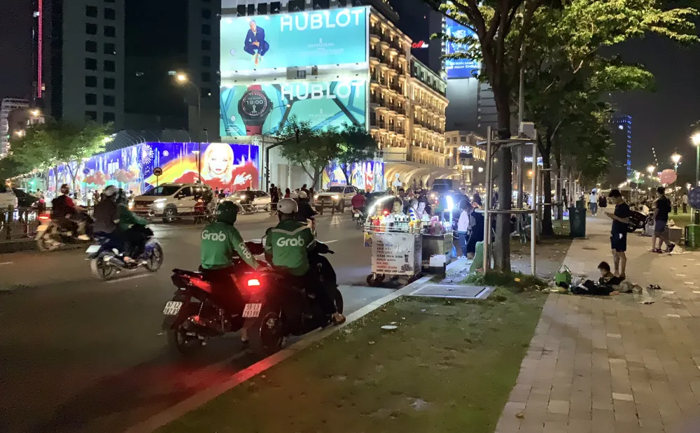 Xe hàng rong, dừng đỗ xe ngay dưới lòng đường đã gây ùn ứ, mất mỹ quan đô thị. Ảnh: TRẦN MINH.