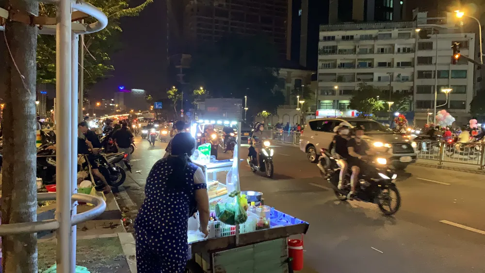 Khi có mặt lực lượng CSGT, người dân liền đẩy xe lên công viên. Ảnh: TRẦN MINH.