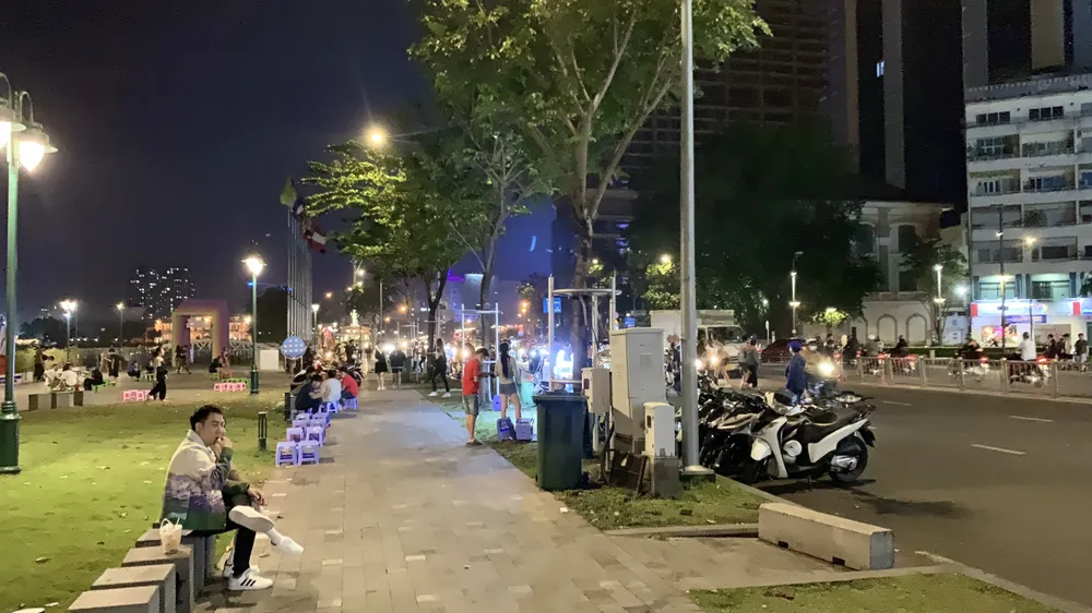 Về khuya, tình trạng lấn chiếm lòng đường lại tiếp diễn. Ảnh: TRẦN MINH.