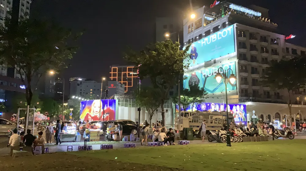 Tình trạng lấn chiếm lòng đường, buôn bán hàng rong diễn ra khá phổ biến khu vực đường Tôn Đức Thắng, Công viên Bến Bạch Đằng. Ảnh: TRẦN MINH.