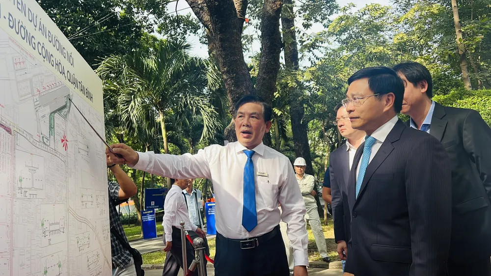 Ông Lương Minh Phúc - Giám đốc Ban Giao thông trình bày về dự án, các mốc tiến độ đề ra. Ảnh: ĐÀO TRANG.