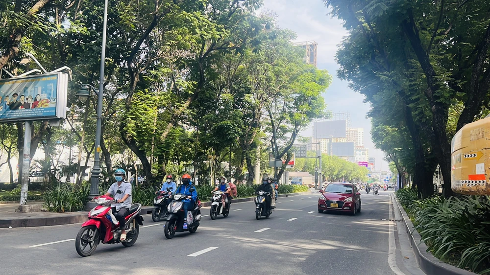 Điểm đầu dự án tại nút giao đường Trần Quốc Hoàn – đường Phan Thúc Duyện. Ảnh: ĐÀO TRANG.