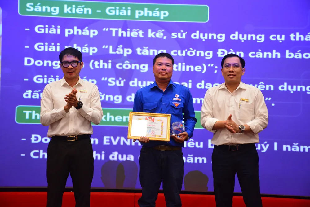 Gương thanh niên tiên tiến làm theo lời Bác năm 2022 được Đoàn Thanh niên EVNHCMC trao tặng. Ảnh: ĐÀO TRANG. Gương thanh niên tiên tiến làm theo lời Bác năm 2022 được Đoàn Thanh niên EVNHCMC trao tặng. Ảnh: ĐÀO TRANG.