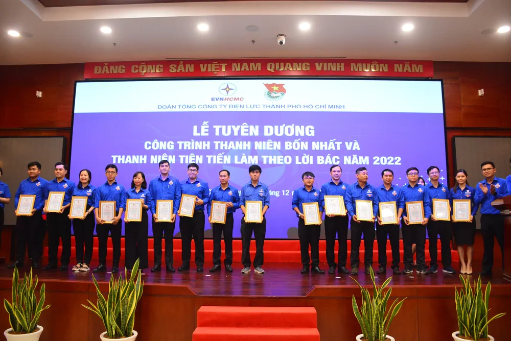 Đoàn Thanh niên EVNHCMC được công nhận là đơn vị xuất sắc dẫn đầu trong cụm thi đua trực thuộc Thành đoàn TP.HCM. Ảnh: ĐÀO TRANG. Đoàn Thanh niên EVNHCMC được công nhận là đơn vị xuất sắc dẫn đầu trong cụm thi đua trực thuộc Thành đoàn TP.HCM. Ảnh: ĐÀO TRANG.