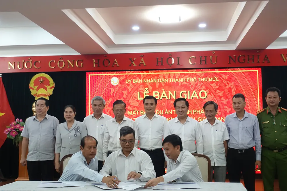 UBND TP Thủ Đức và chủ đầu tư ký kết bàn giao mặt bằng dự án thành phần 1A, đoạn Tân Vạn - Nhơn Trạch, giai đoạn 1, thuộc dự án vành đai 3. Ảnh: ĐÀO TRANG.