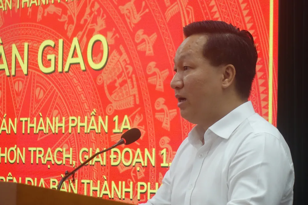 Ông Hoàng Tùng, Chủ tịch UBND TP Thủ Đức ,thông tin về nỗ lực hoàn thành công tác bồi thường, GPMB cho dự án. Ảnh: ĐÀO TRANG.