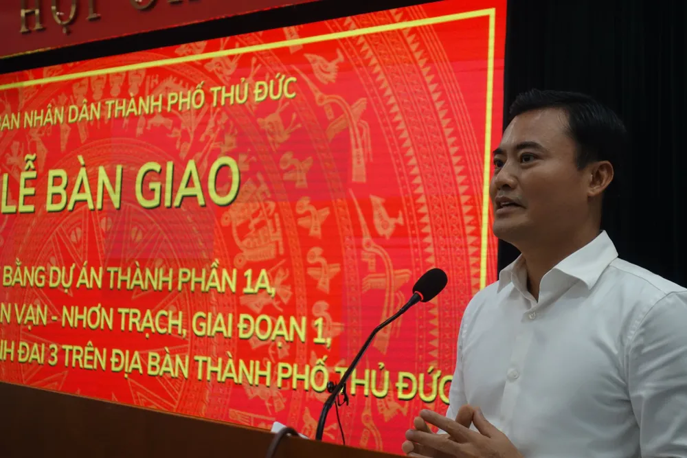 Phó Chủ tịch UBND TP.HCM Bùi Xuân Cường ghi nhận sự nỗ lực của TP Thủ Đức trong công tác bàn giao mặt bằng một cách tốc độ, kỷ lục. Ảnh: ĐÀO TRANG.