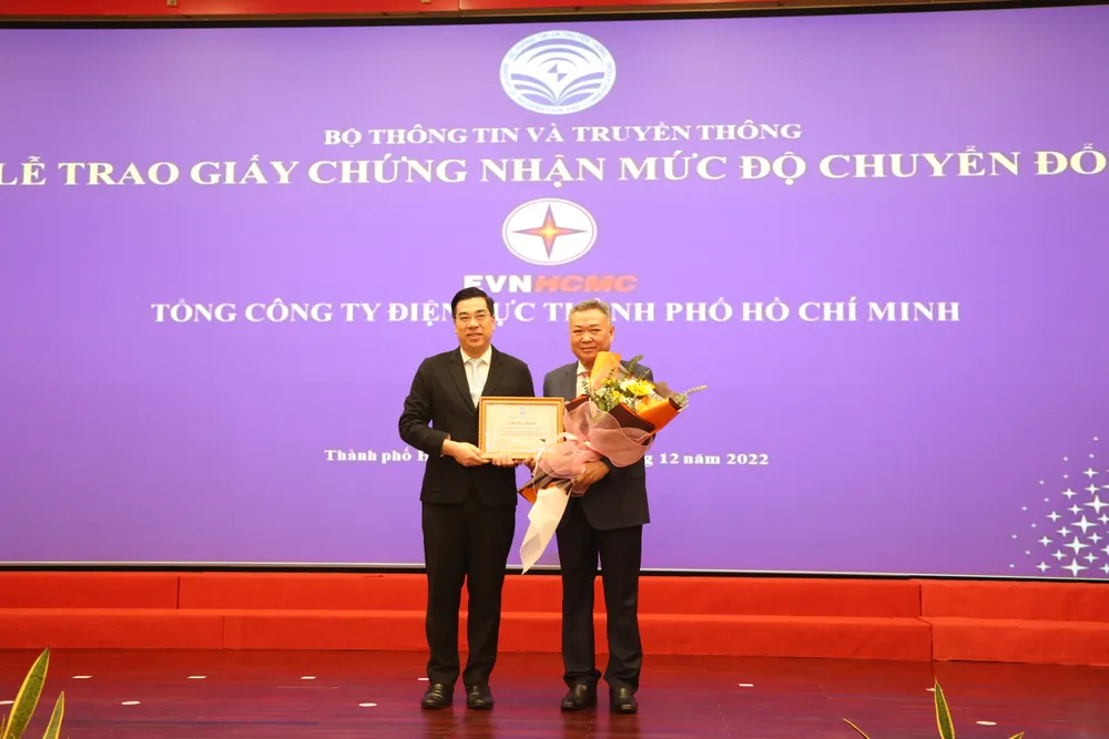 Tổng công ty Điện lực TPHCM (EVNHCMC) đã được đại diện Bộ Thông tin và Truyền thông trao giấy Chứng nhận Chuyển đổi số doanh nghiệp. Ảnh: NGỌC THUẬN.