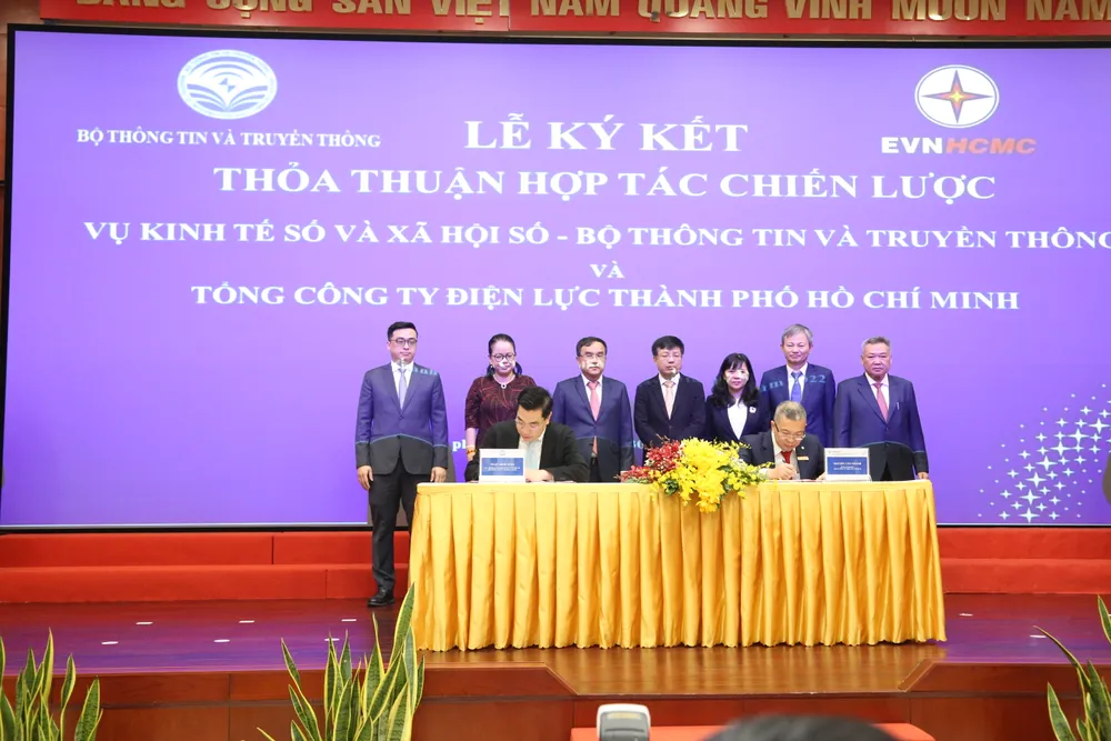 2 đơn vị đã ký kết thỏa thuận hợp tác chiến lược về việc xây dựng mô hình mẫu về đánh giá mức độ chuyển đổi số cho các doanh nghiệp. Ảnh: NGỌC THUẬN.