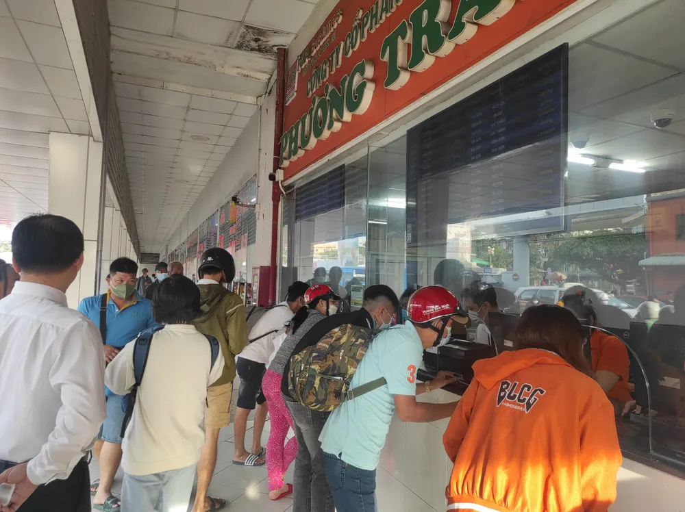 Lượng khách đông đúc tại Bến xe Miền Tây trong chiều cuối năm dương lịch 2022. Ảnh: ĐT