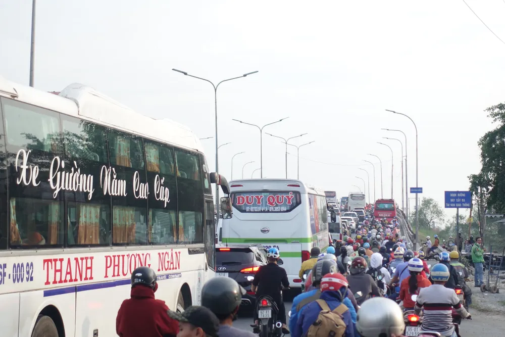 Các phương tiện xếp hàng qua cầu Bình Điền. Ảnh: ĐT