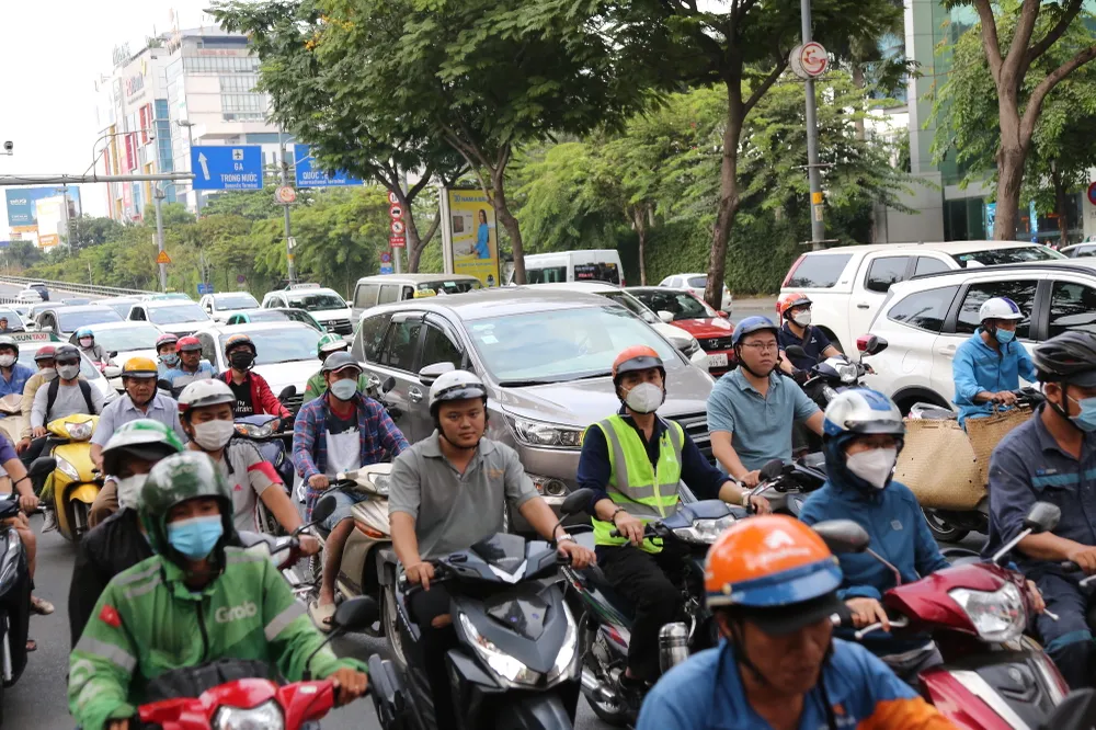 Hàng ngàn phương tiện xếp hàng, nối đuôi nhau di chuyển qua những điểm ùn ứ. Ảnh: ĐÀO TRANG. Hàng ngàn phương tiện xếp hàng, nối đuôi nhau di chuyển qua những điểm ùn ứ. Ảnh: ĐÀO TRANG.