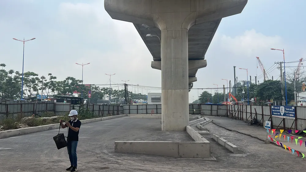 Các hạng mục thảm nhựa ở ga Đại học quốc gia đã hoàn thiện. Ảnh: ĐÀO TRANG.