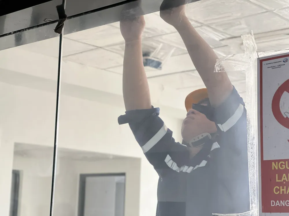 Công nhân đang hoàn thiện phòng bán vé và locker room. Ảnh: ĐÀO TRANG.