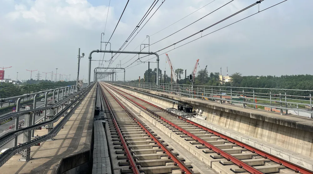 Nhiều thiết bị quan trọng như cáp tiếp địa, tháo các neo tà vẹt... của nhà ga trên cao đã bị trộm mang đi. Ảnh: ĐÀO TRANG Nhiều thiết bị quan trọng như cáp tiếp địa, tháo các neo tà vẹt... của nhà ga trên cao đã bị trộm mang đi. Ảnh: ĐÀO TRANG