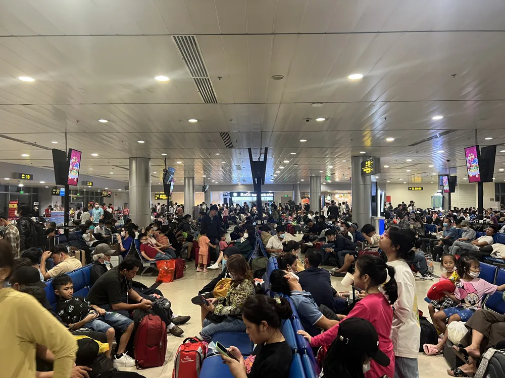 Các băng ghế đều kín chỗ, đông đúc hành khách.