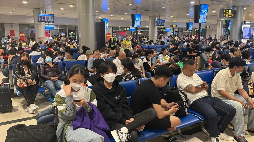 Tương tự, tại ga Quốc nội sân bay Tân Sơn Nhất cũng diễn ra tình trạng ùn ứ.