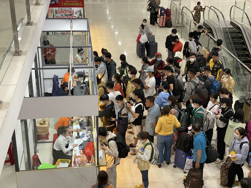 Trong đêm ngày 15, rạng sáng 16-1, lượng khách về quê thông qua Bến xe Miền Đông mới, TP Thủ Đức đông đúc.