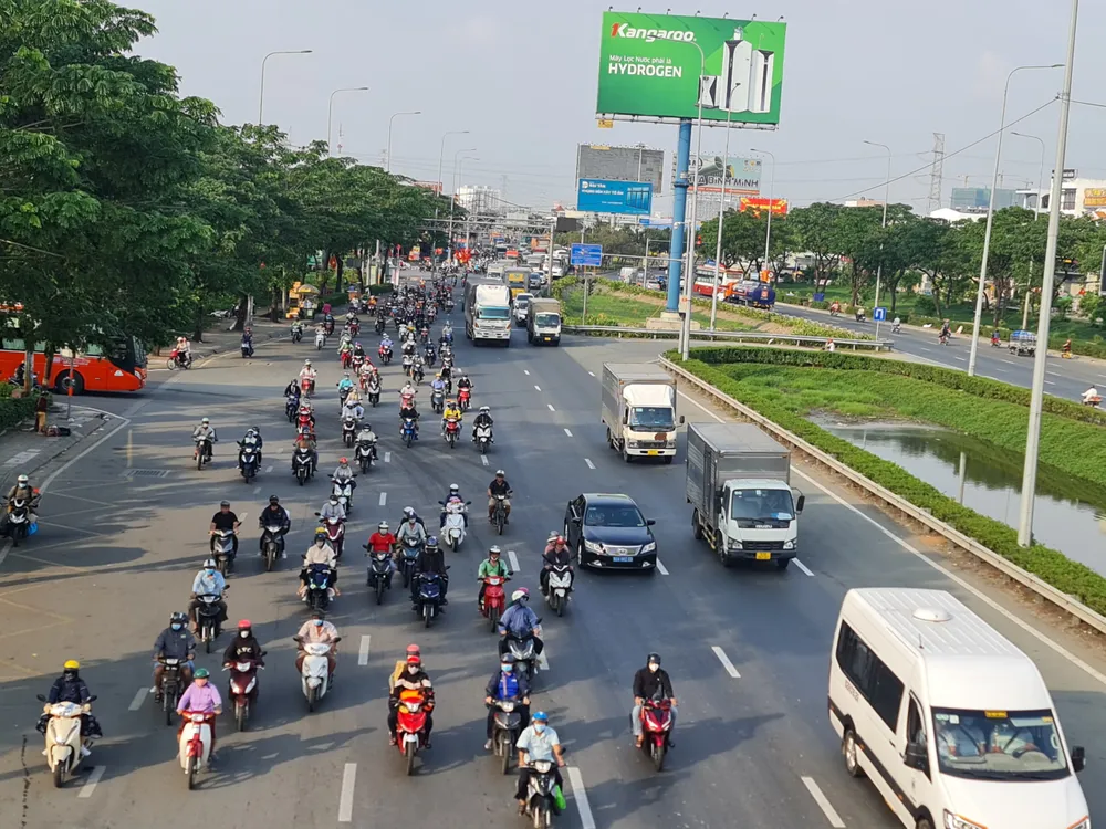 Cửa ngõ miền Tây có phần đông đúc những ngày cận tết. Ảnh: NGUYỄN CHÂU.