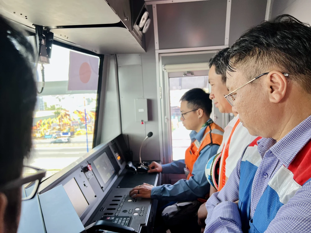 Phó Trưởng ban phụ trách metro số 1 Nguyễn Quốc Hiển đã trực tiếp kiểm tra công tác chuẩn bị và chạy thử nghiệm 1 đoạn trên cao.