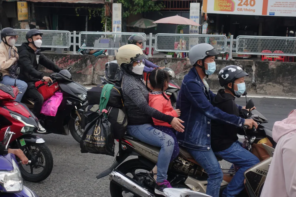 Người dân lỉnh kỉnh đồ đạc về quê ăn tết.