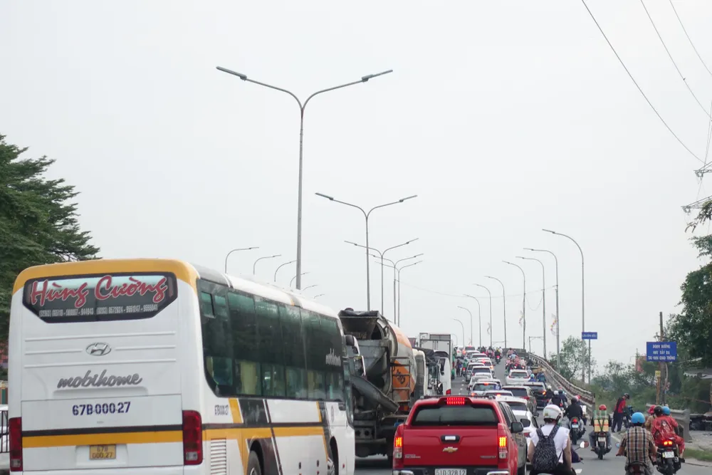 Người dân các tỉnh miền Tây về quê ăn tết.