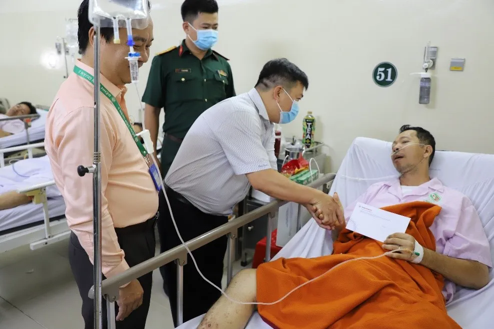 Đoàn thăm hỏi, động viên người bệnh đang điều trị tại bệnh viện. Đoàn thăm hỏi, động viên người bệnh đang điều trị tại bệnh viện.