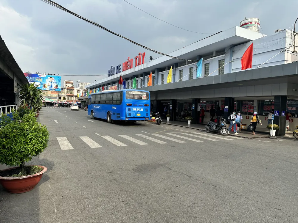 Ngày 28 và 29 tháng Chạp người dân ở TP.HCM trở về quê ăn tết đông đúc hơn. Ảnh: CTV