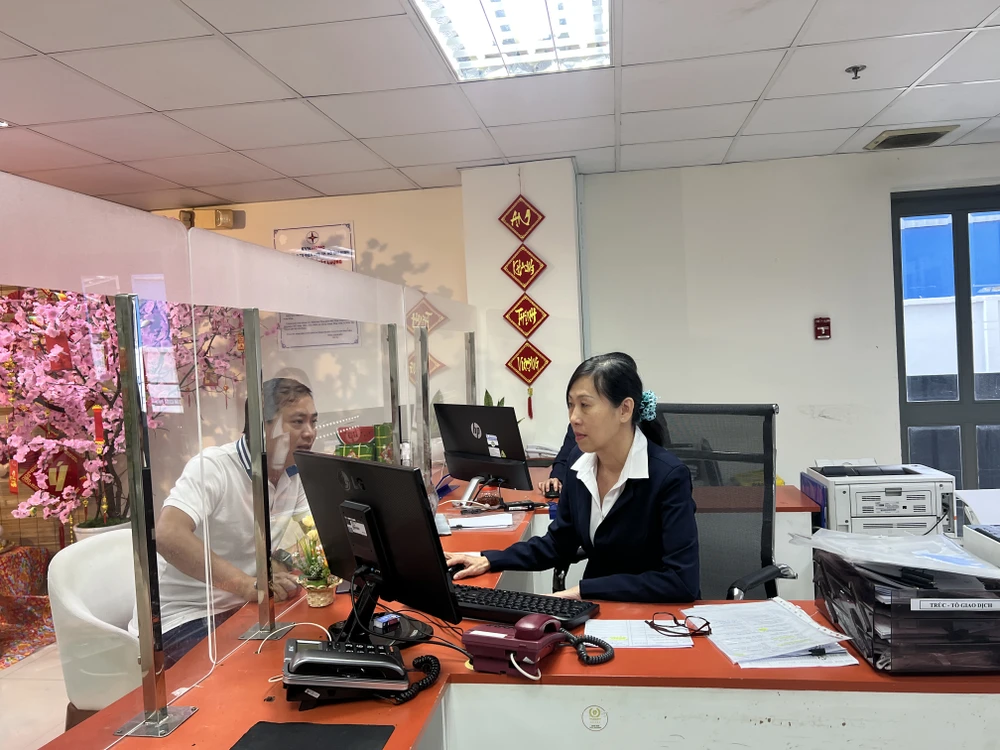 Đội dịch vụ khách hàng, Công ty Điện lực Tân Bình trong buổi làm việc đầu xuân. Ảnh: ĐÀO TRANG.