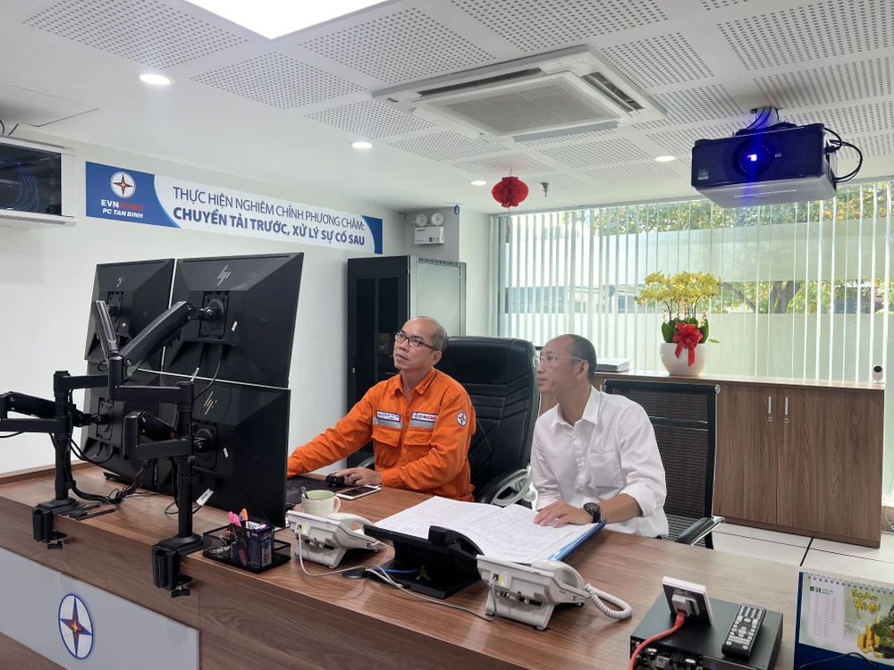 Ông Lê Đức Dũng - Đội trưởng đội vận hành lưới điện, Công ty Điện lực Tân Bình cùng các đồng nghiệp trong buổi trực đầu xuân. Ảnh: ĐÀO TRANG.